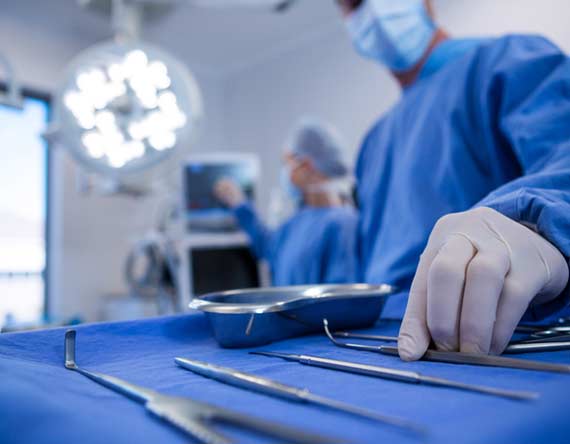 Surgeon-preparing-for-lymph-node-dissection