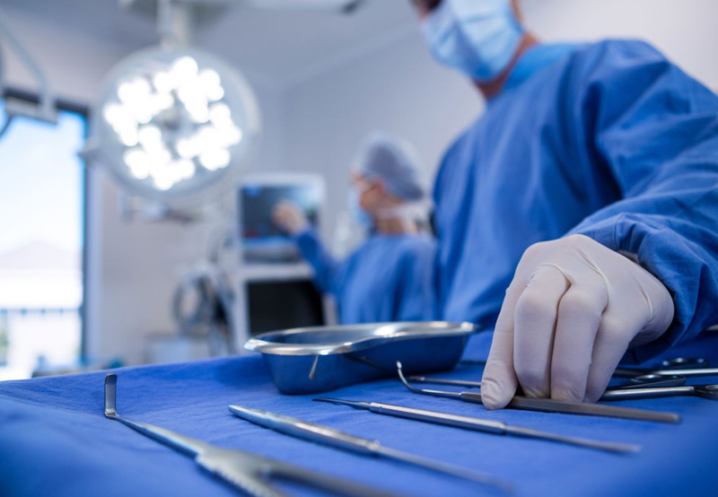 Surgeon-preparing-for-lymph-node-dissection